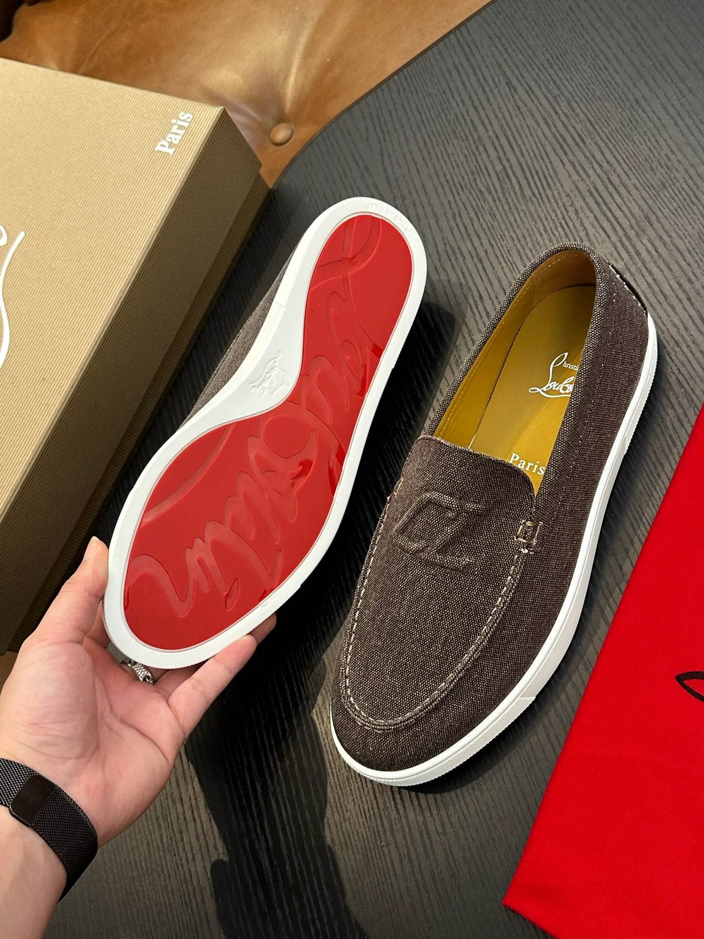 P760💰Christian Louboutin (red-soled shoes) Italian men’s casual sneakers are shipped! Each pair of shoes from this Italian handmade shoe brand has a simple and classic design, which is very comfortable and versatile! The upper fabric of this shoe is made of imported cowhide, with high-end and comfortable cowhide lining! The outsole is made of original rubber bottom sheets and is lined with cowhide! Brand-specific molded footbed, exclusive private mold control! Original box packaging, with shoe storage bag! 39 40 41 42 43 44 (38 45 46 customized)